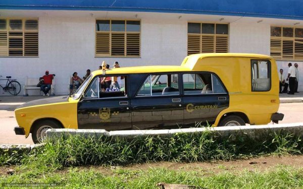 Силно се модифицират съветските коли и на кубинския пазар - макар и не чак толкова професионално. На снимката е Лада, превърната в такси с шест врати и специална "надстройка" за превоз на багаж и товари. 
